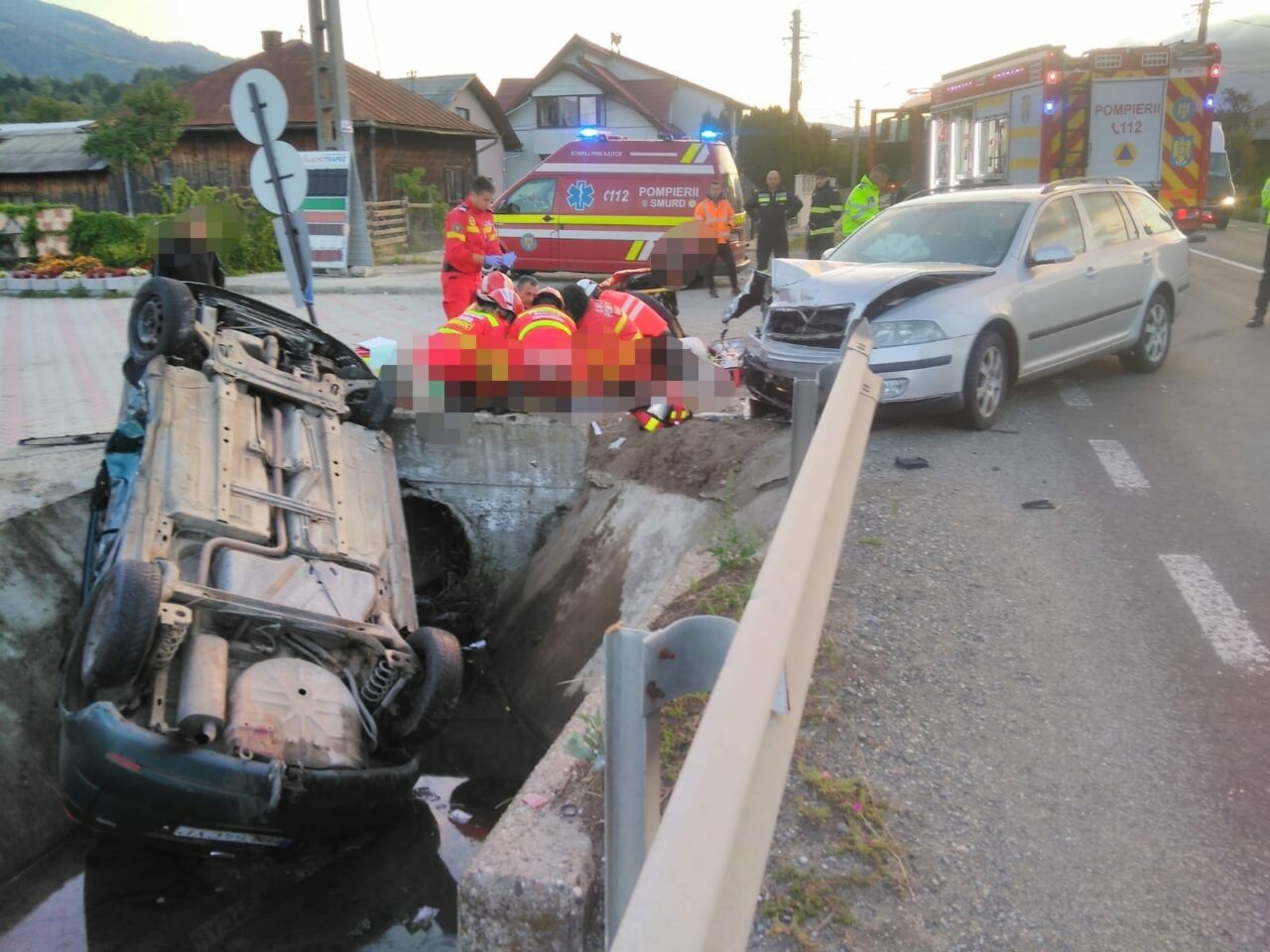 FOTO | Grav accident de circulație în Bistrița: Șapte persoane, între care doi copii, au ajuns la spital / Una dintre victime a fost resuscitată