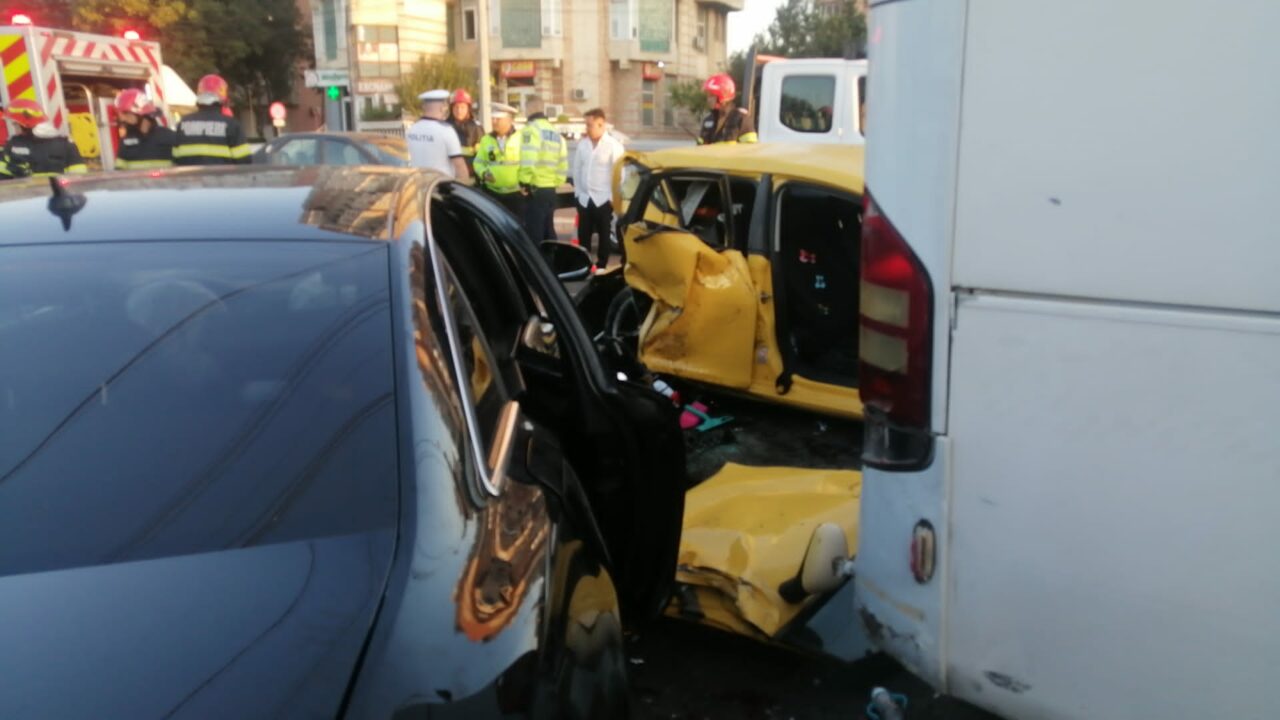 FOTO. Grav accident de circulație în Constanța. Șapte adulți și un bebeluș au ajuns la spital / Un microbuz, un autocar și două autoturisme, implicate