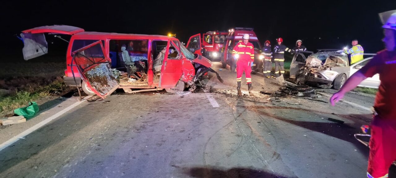 Accident GRAV în Feldioara, județul Brașov. Șapte persoane au fost rănite după impactul dintre un microbuz și un autoturism