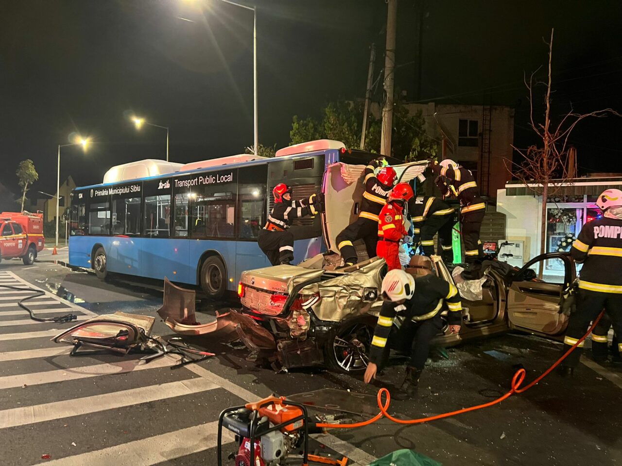 FOTO | Accident cumplit în Sibiu: Un tânăr de 23 de ani crezut că este „ZEU”, dar și-a ucis o prietenă și a băgat-o pe alta în spital