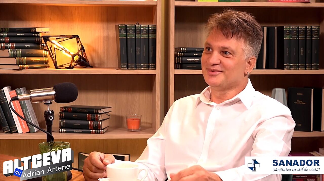 VIDEO | Mihai Onilă a dezvăluit la podcastul ALTCEVA cu Adrian Artene cum a urcat pe scenă la 14 ani, ca să facă bani de blugi 