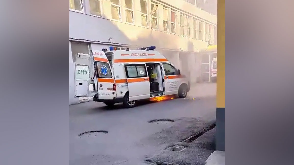 VIDEO | O ambulanţă din Ialomița A LUAT FOC în curtea Spitalului Judeţean din Constanţa