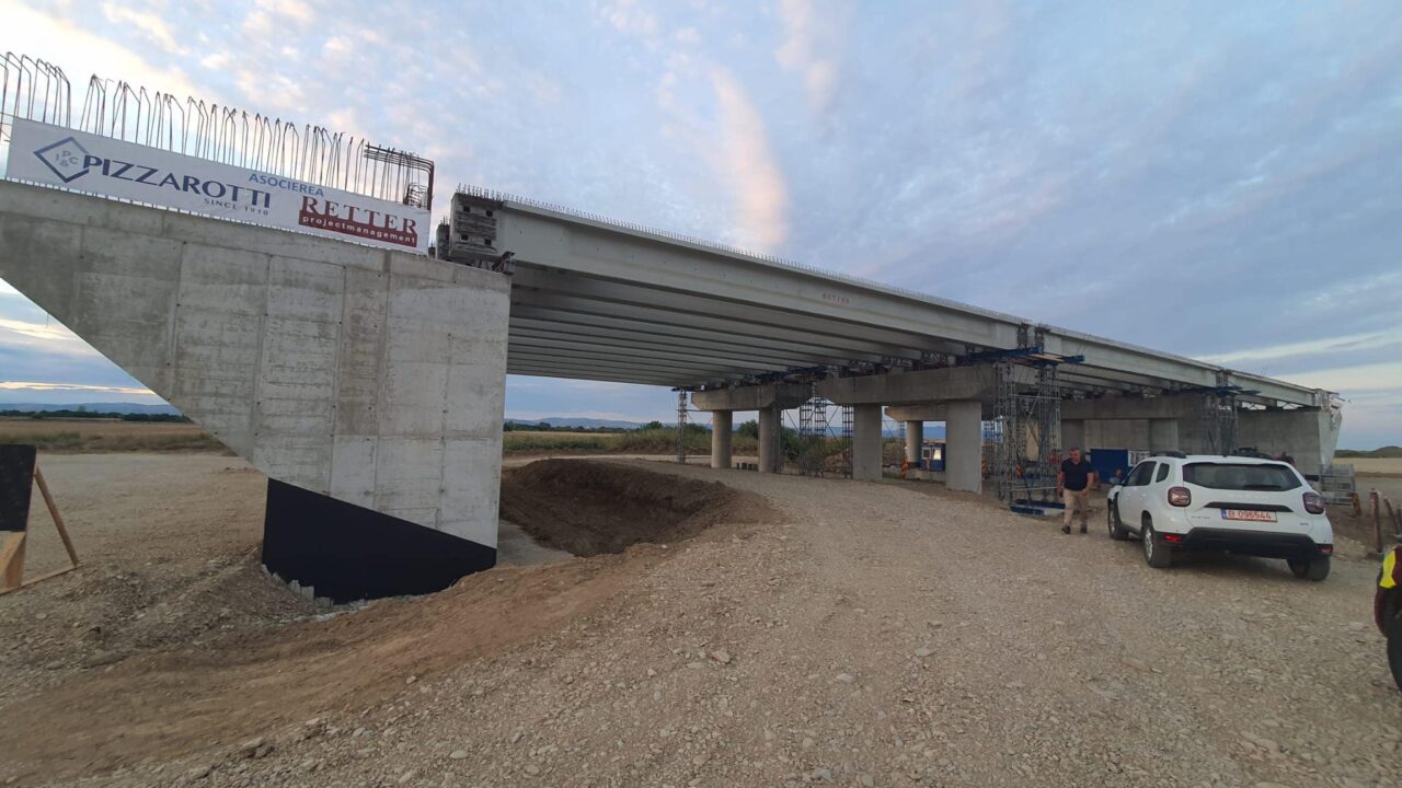 GALERIE FOTO | Cum arată acum Autostrada Moldovei. S-au montat primele 48 de grinzi pe A7, care va lega Ploiești de Pașcani, pe 320 de km