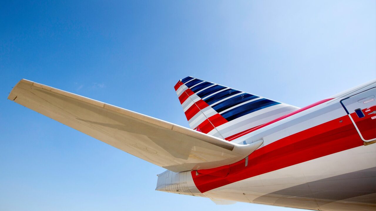 SCANDAL la American Airlines, după ce un însoțitor de bord a fost acuzat că spiona femeile la toaletă. O minoră a găsit un smartphone lipit de capac