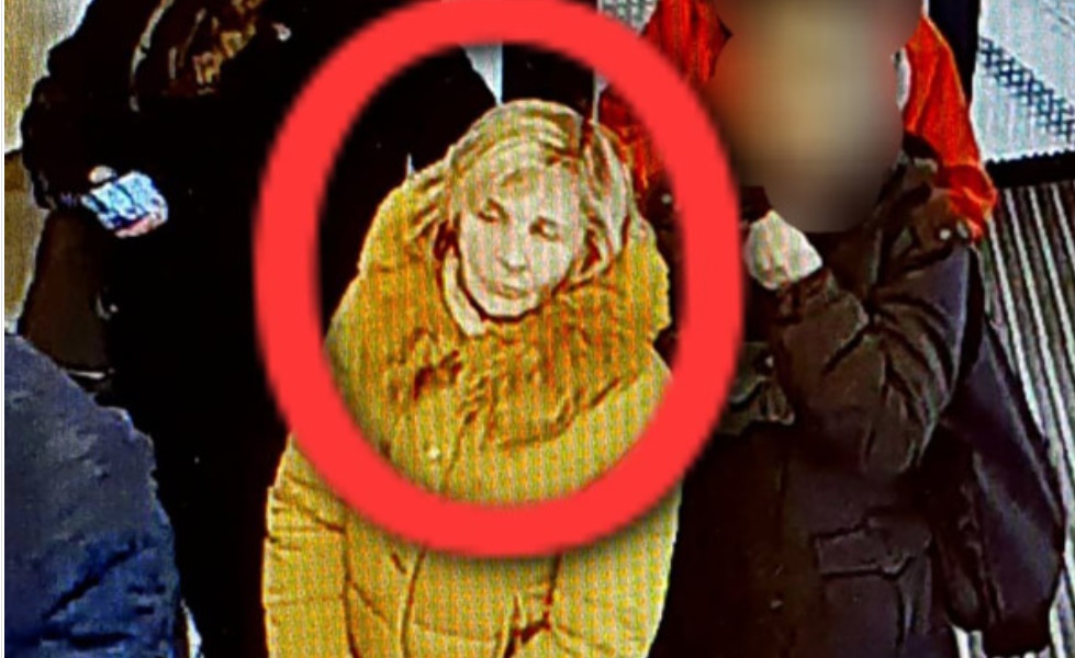 REACȚIA femeii care a luat 4.000 de lei uitaţi de o bătrână în fanta bancomatului, după ce Poliţia i-a publicat poza