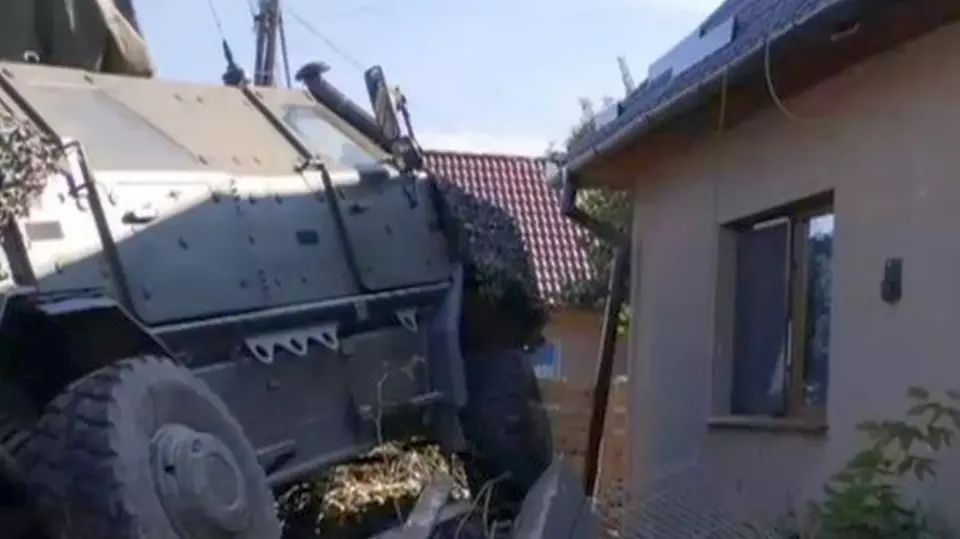 O blindată NATO a dărâmat gardul unei locuințe din Covasna. MApN a deschis anchetă