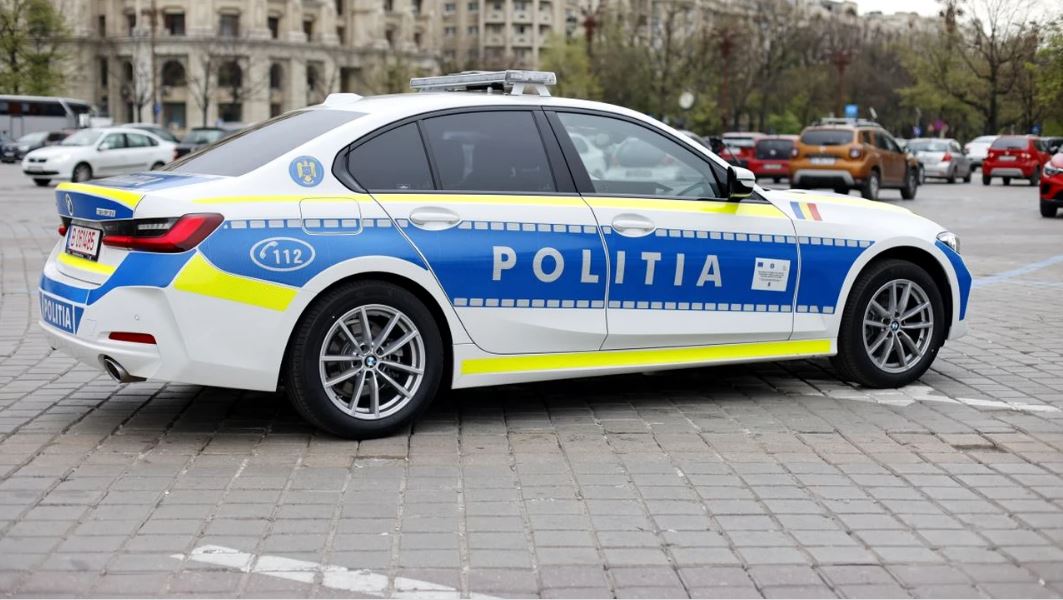 Încă un BMW al Poliției a fost distrus. Doi agenți au fost răniți după ce un șofer nu a acordat prioritate echipajului