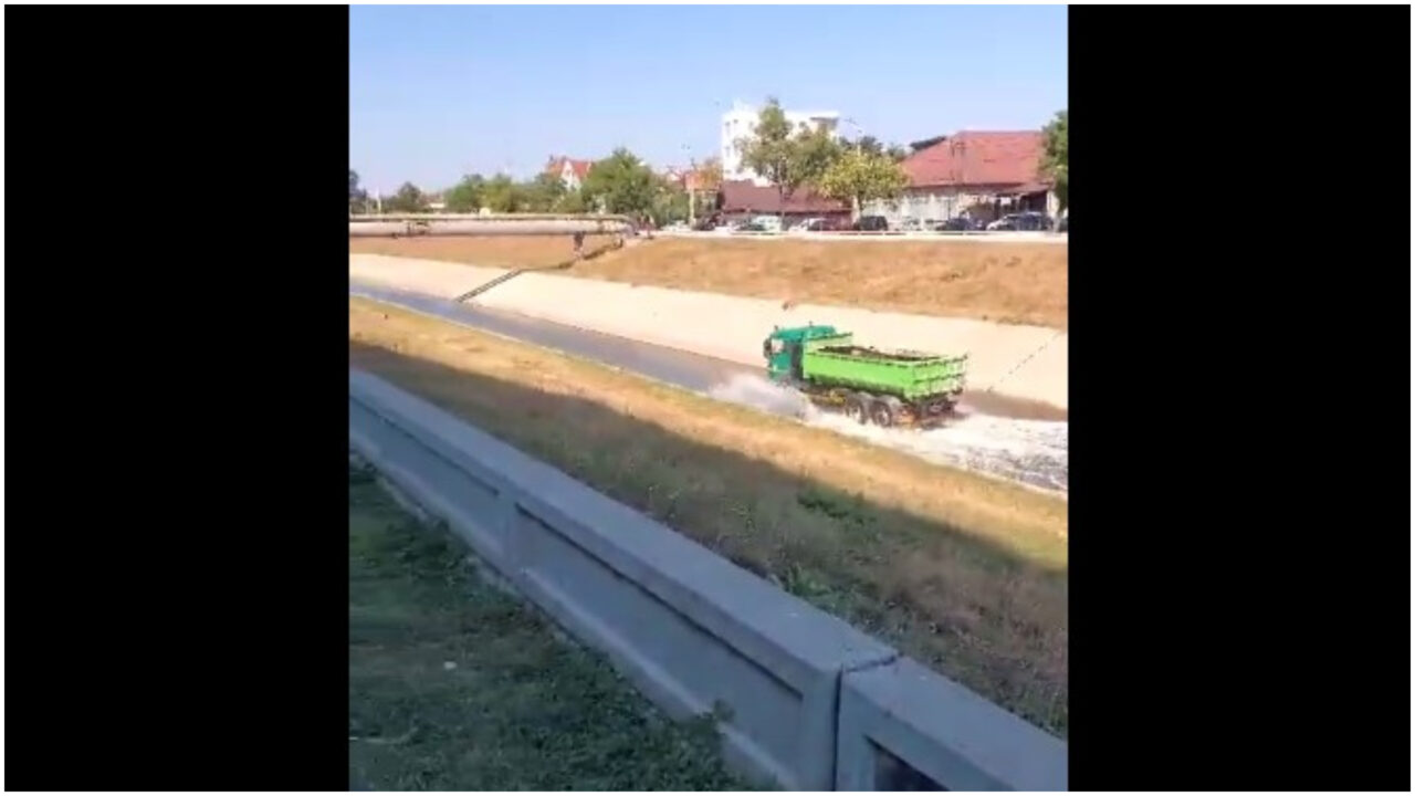 VIDEO: Un camion evită o interesecție aglomerată din Iași mergând prin albia unui râu