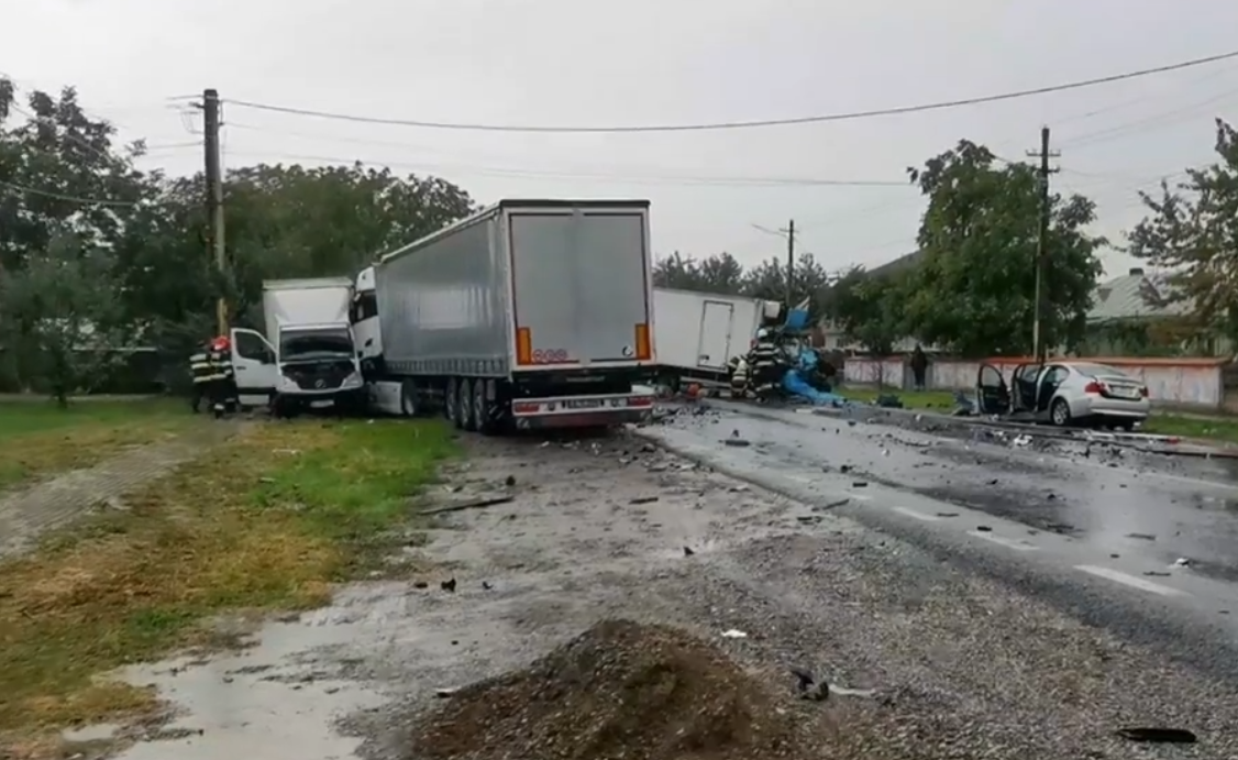 VIDEO | O minoră de 16 ani a murit și patru adulți au fost răniți, după un carambol produs pe un drum din județul Neamț