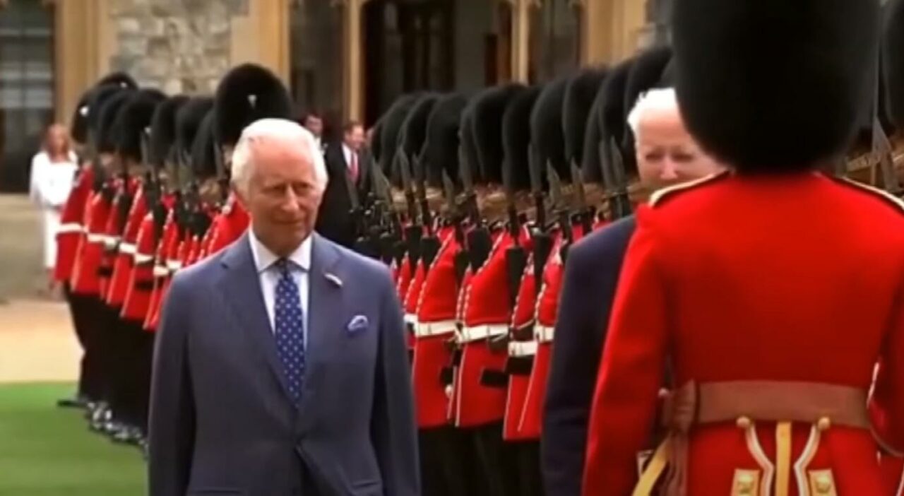 Cât câștigă, de fapt, un străjer din Garda Regelui CHARLES al III-lea. Acum s-a aflat!