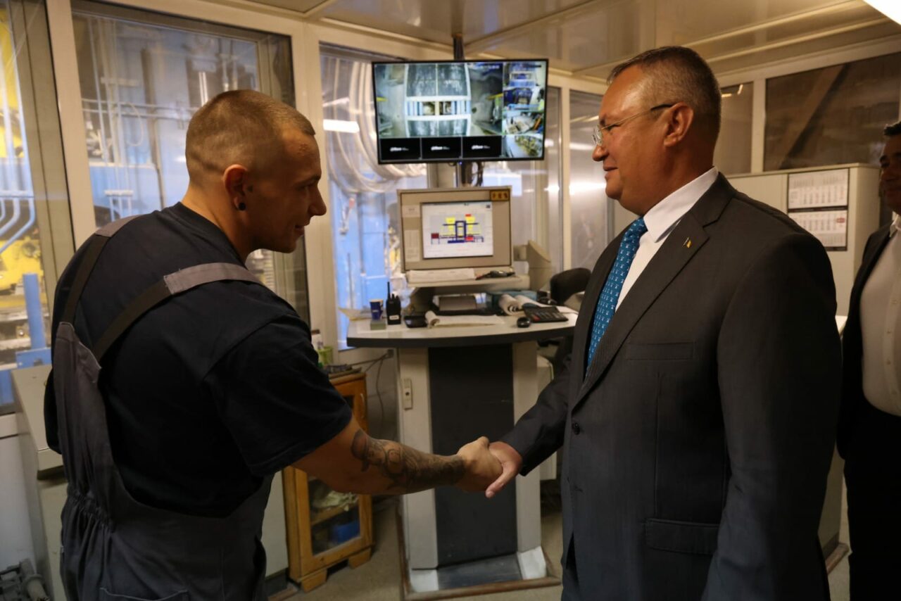 Nicolae Ciucă în vizită la un producător autohton de pavaje: „Mă bucur să văd cum capitalul românesc crește în mod inteligent”