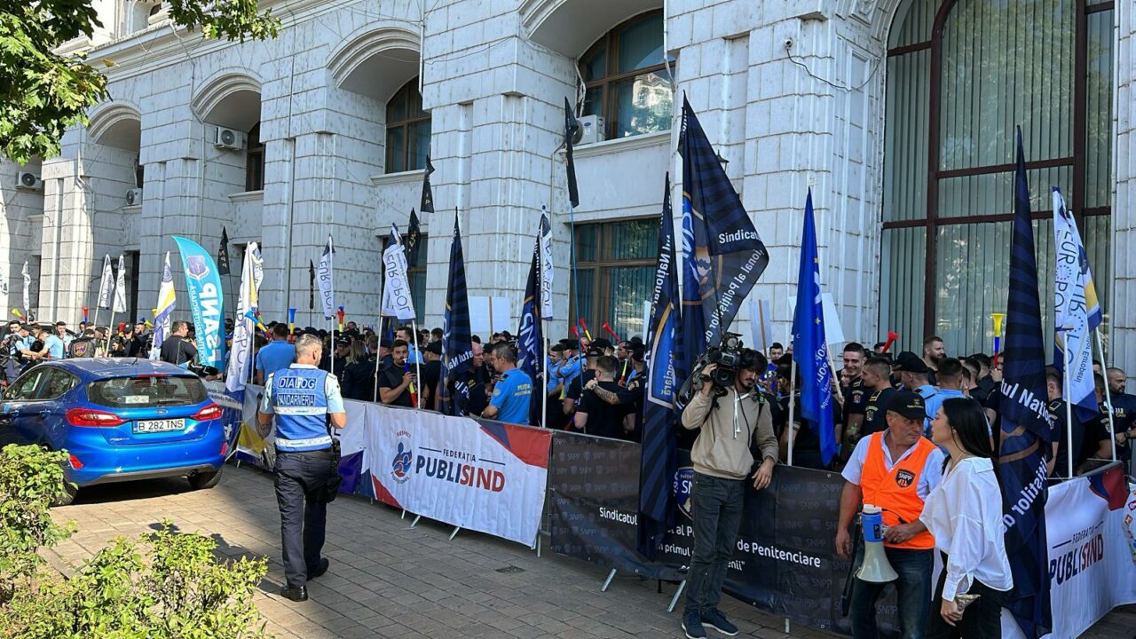 VIDEO | Polițiștii protestează la „ușa” lui Marcel Boloș. Proteste au loc și la Ministerul Muncii