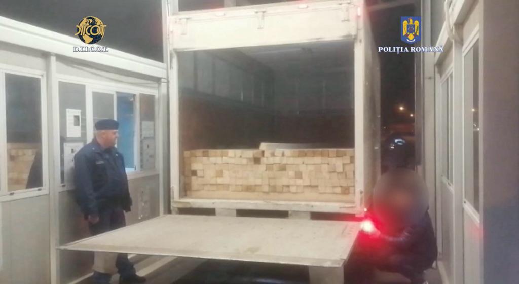 VIDEO | Traficanți de migranți, arestați preventiv pentru 30 de zile. Transportau în camioane cetățeni sirieni, ascunși în spații improvizate