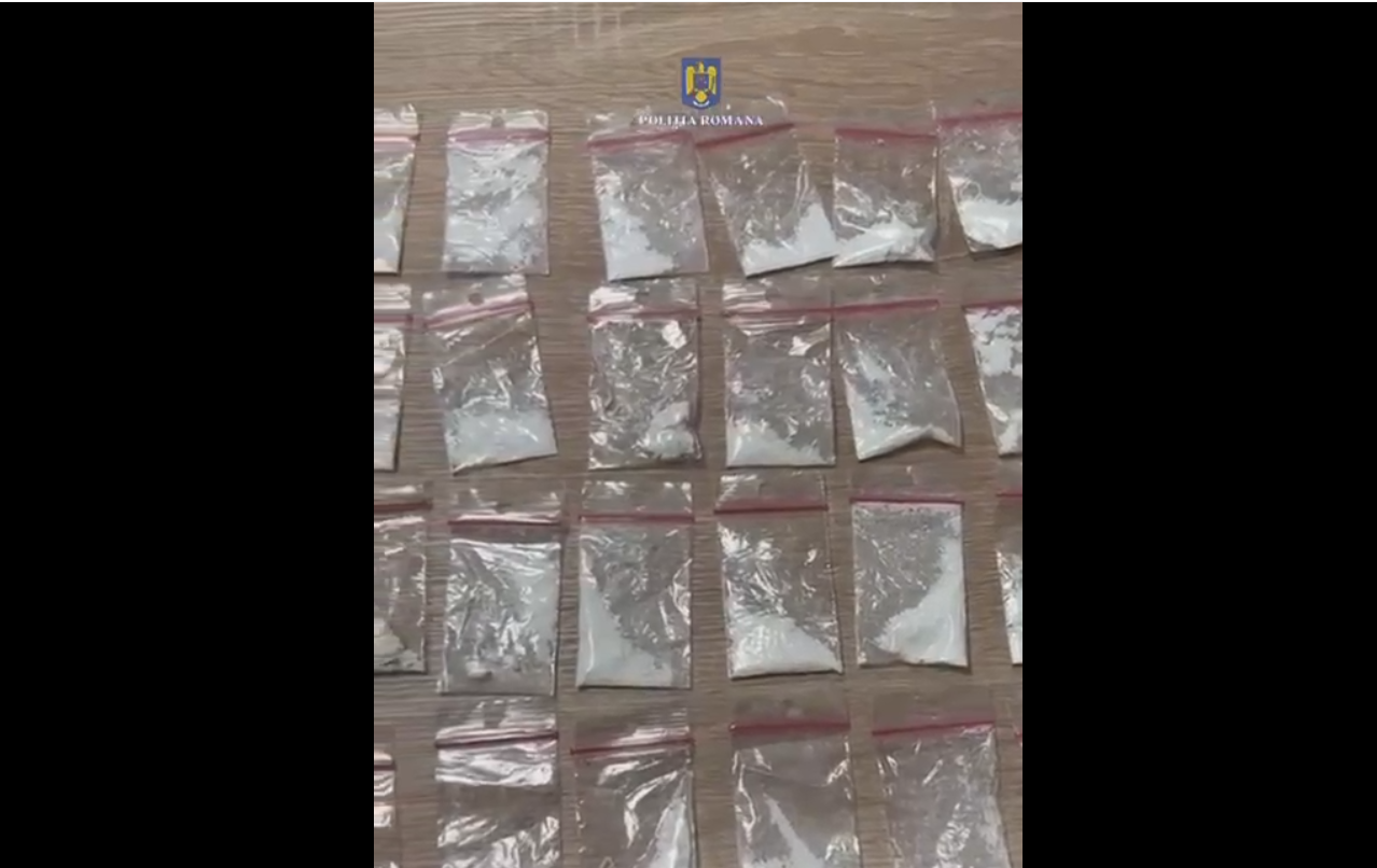 VIDEO | Doi tineri, prinși cu droguri pe o stradă din Capitală. Comportamentul lor le-a atras atenția polițiștilor din sectorul 3