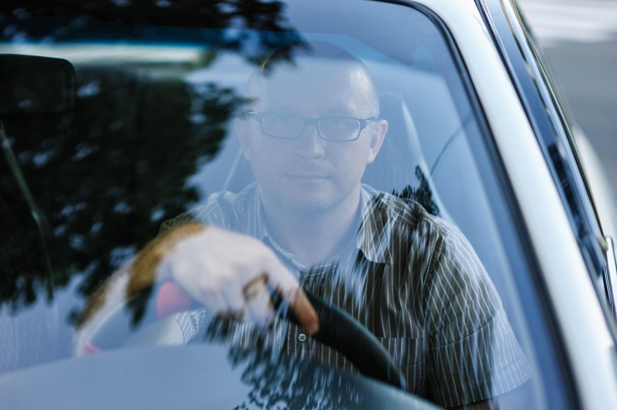 Un bărbat a picat de 12 ori examenul pentru obținerea permisului auto. A 13-a oară a angajat o SOSIE și a trimis-o în locul lui