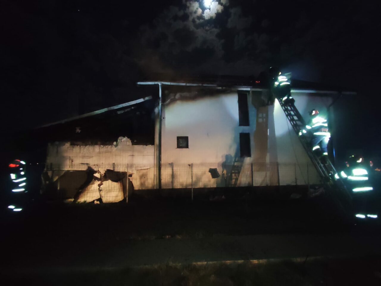 FOTO: Explozie urmată de incendiu, în Dâmbovița. Totul ar fi pornit de la o butelie. Trei persoane, printre care și un copil, au suferi arsuri