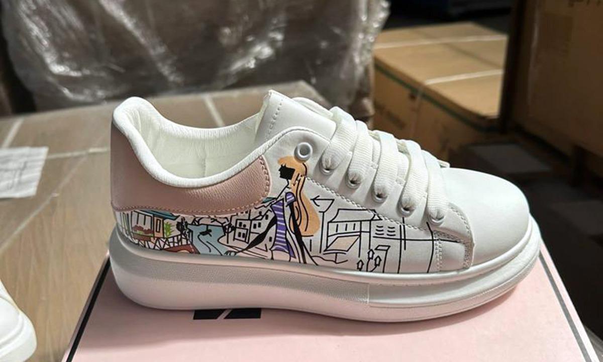 FOTO: Peste 2.600 de fake-uri „Alexander McQueen”, descoperite în Portul Constanța, de Poliția de Frontieră / O pereche originală costă 2.500 de lei