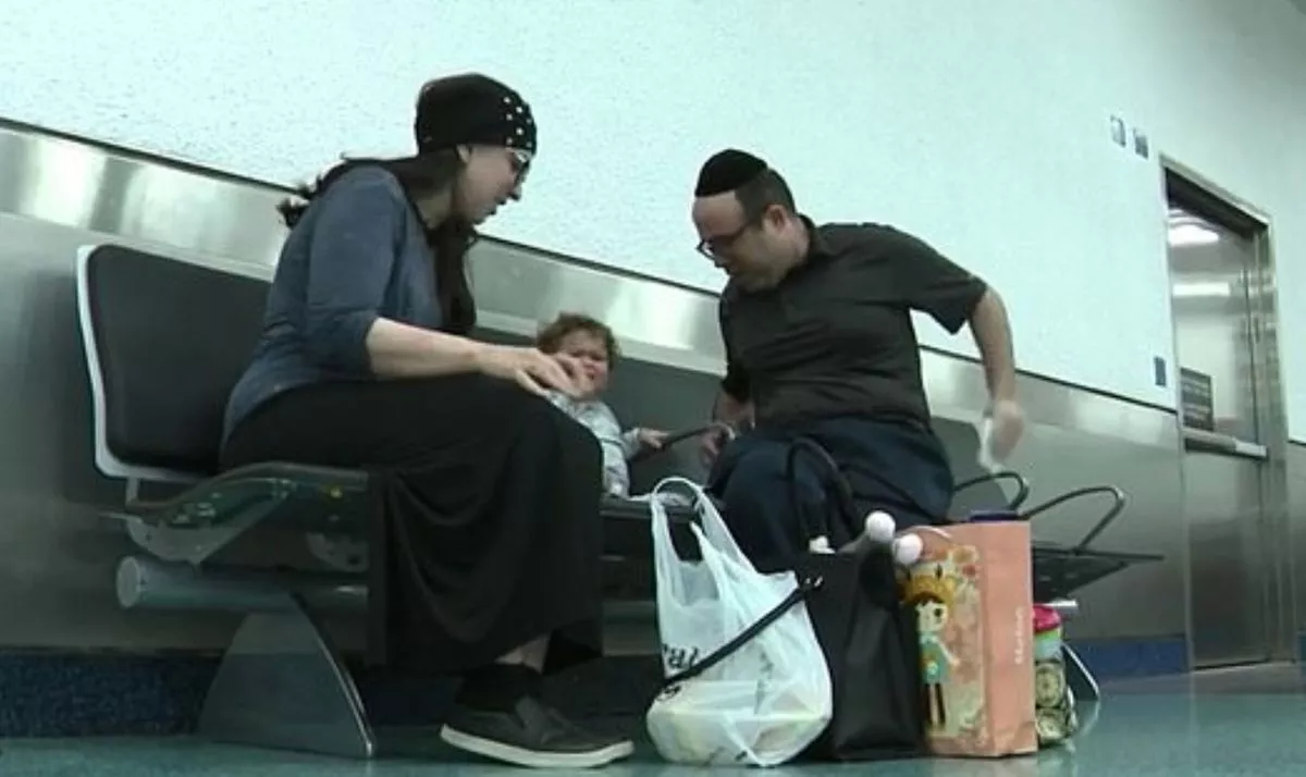 Acuzații de discriminare. O familie cu un copil mic a fost dată jos din avion din cauză că „MIROSEAU urât”