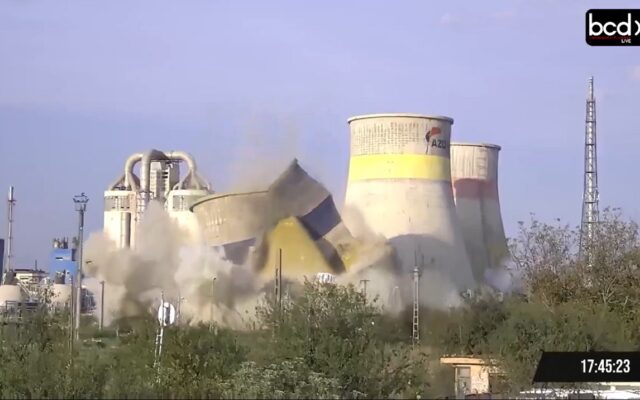 VIDEO | Un turn de răcire de la Azomureş a fost demolat prin implozie. S-au folosit aproximativ 60 de kilograme de explozibil