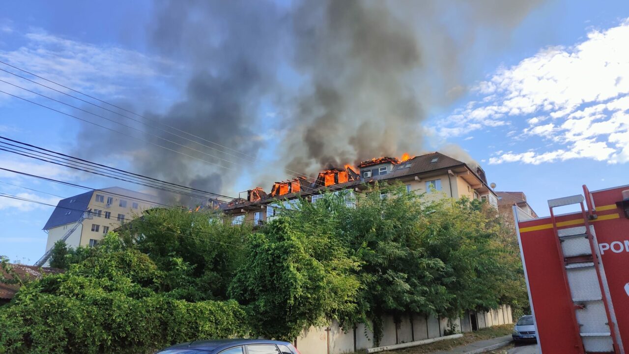 UPDATE | FOTO-VIDEO. Incendiu puternic în Craiova. Au ars 26 de mansarde / O persoană a suferit arsuri, iar alte trei au avut atacuri de panică