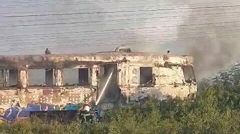 GALERIE FOTO-VIDEO: Un tren s-a făcut scrum la intrarea în gara din Oradea. Toți călătorii au fost evacuați