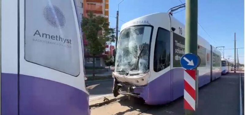 VIDEO | O femeie a ajuns la spital după ce două tramvaie s-au ciocnit pe un bulevard din Timișoara