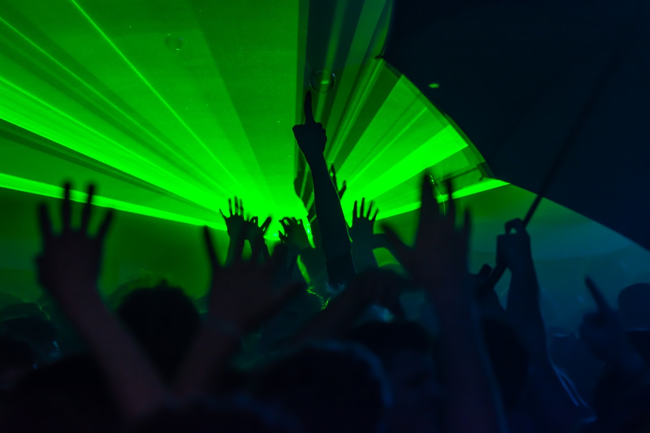 „Festivalul drogurilor” la un concert de muzică techno din Mamaia. Un tânăr a făcut „baie de mulțime” în „costumul lui Adam”