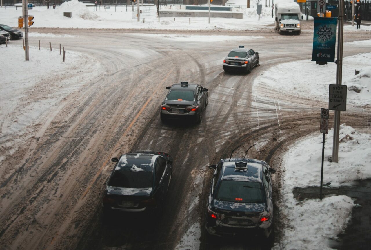 Când trebuie să îți schimbi cauciucurile. Ce riști dacă circuli cu anvelopele de vară în timpul iernii