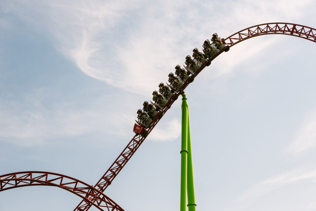 La un pas de tragedie! Două vagoane ale unui roller-coaster s-au ciocnit la Oktoberfest. Mai mulți români au fost răniți