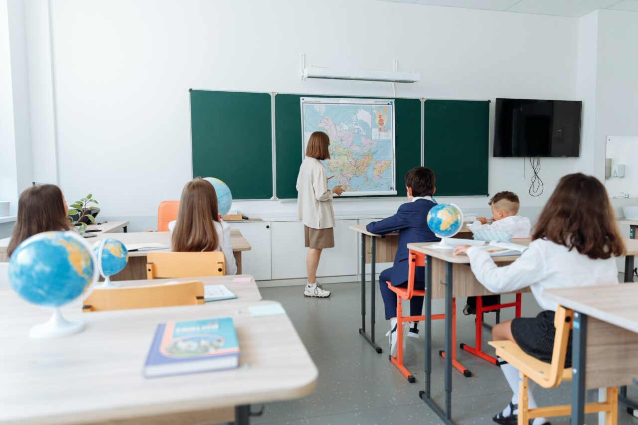 Mii de copii ucrainieni, înscriși la școlile din România pentru a nu pierde subvenția de la stat