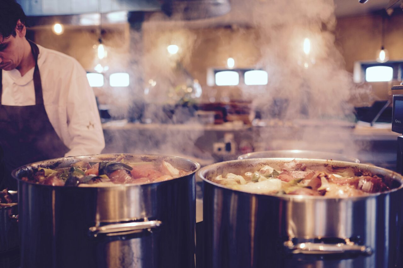 Se zbate în CASTRON! Ce a găsit un client într-o supă la restaurant. „Mi-e rău când mă gândesc”