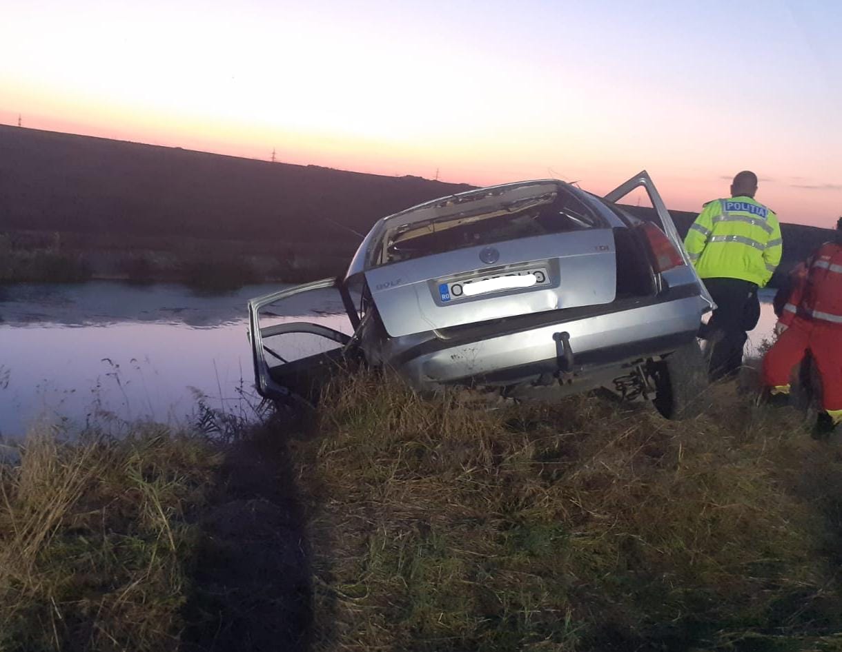 Accident tragic în Olt. Un PASAGER a fost aruncat într-un canal și a murit înecat