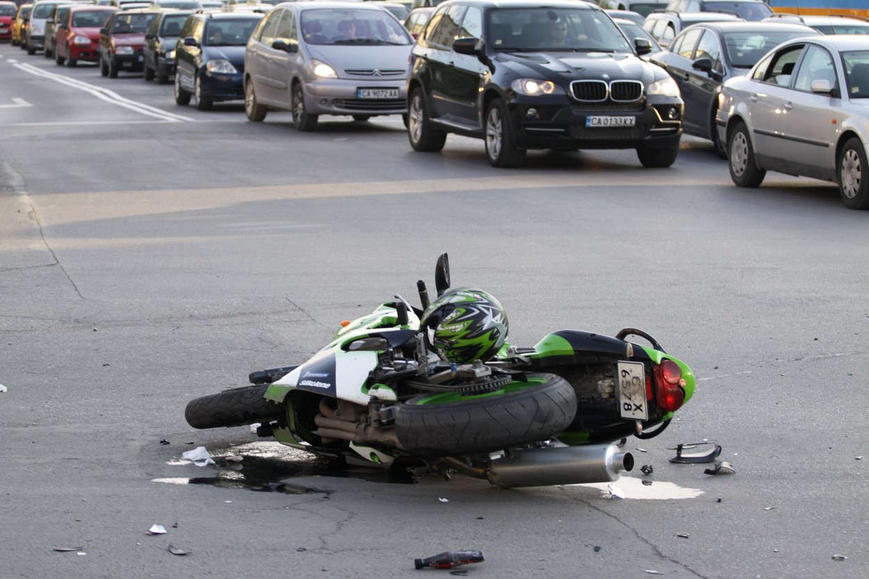 Doi TINERI de 18 și 20 de ani, aflați pe o motociletă au pierit într-un accident violent. Aveau un ghiozdan plin cu droguri la ei