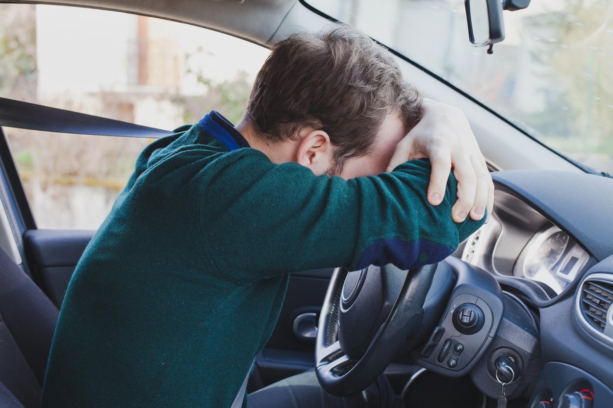 Un ieșean voia să treacă vama cu un PERMIS de conducere cumpărat de pe NET cu 2.000 de euro. Polițiștii au izbucnit în râs când au văzut „documentul”