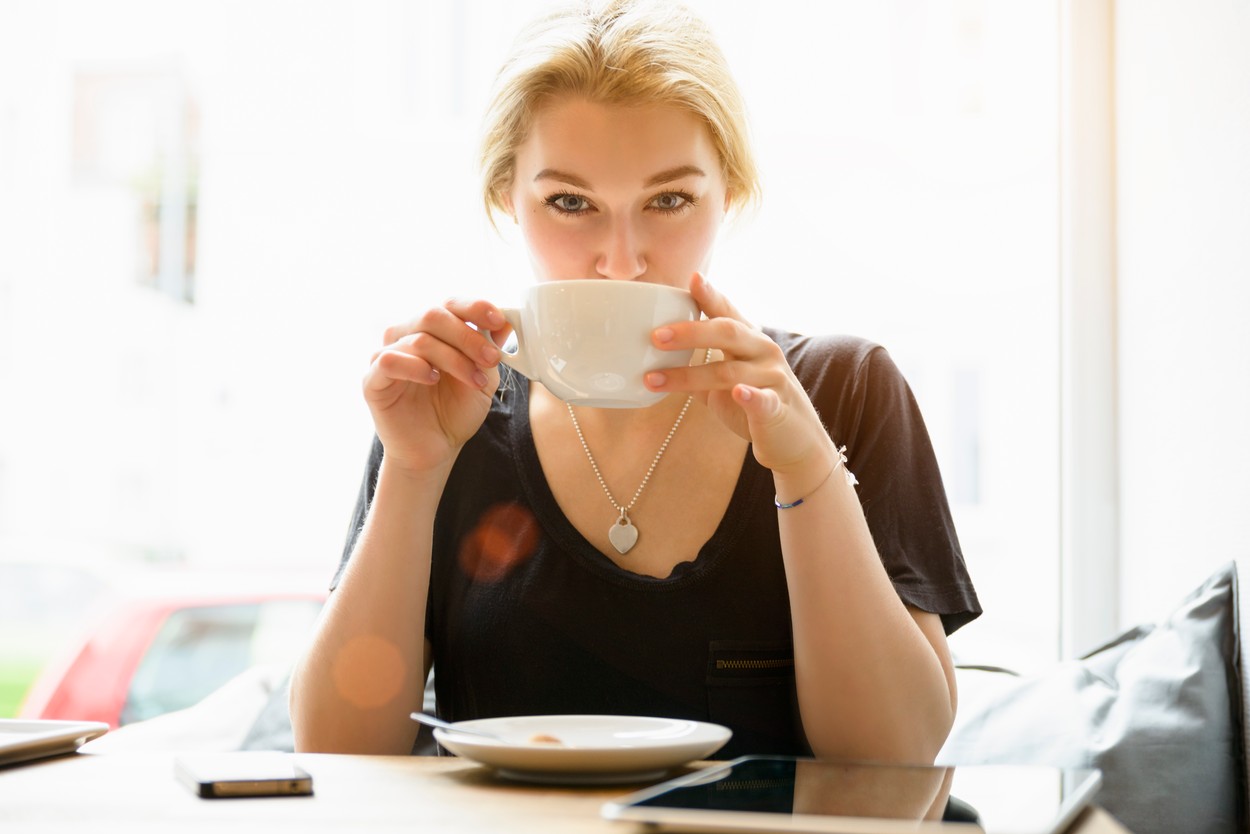E bine sau nu să bem CAFEA dimineața? Un expert în nutriție atrage atenția, în special femeilor, cu privire la acest obicei dăunător pentru organism