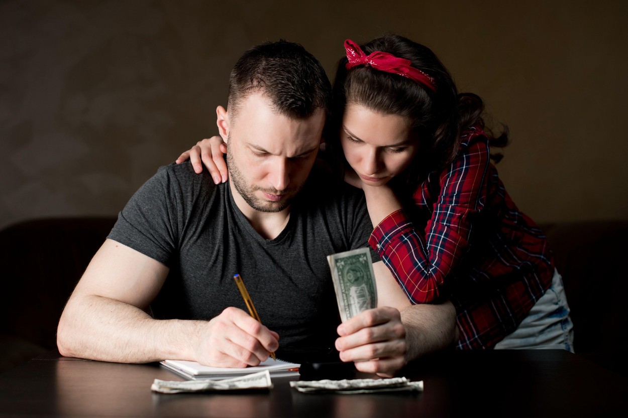 Prețuri exorbitante la CHIRII în străinătate. E vorba de mii de euro și utilitățile nu sunt incluse în preț. Proprietarii vor chiriași „cu referințe”