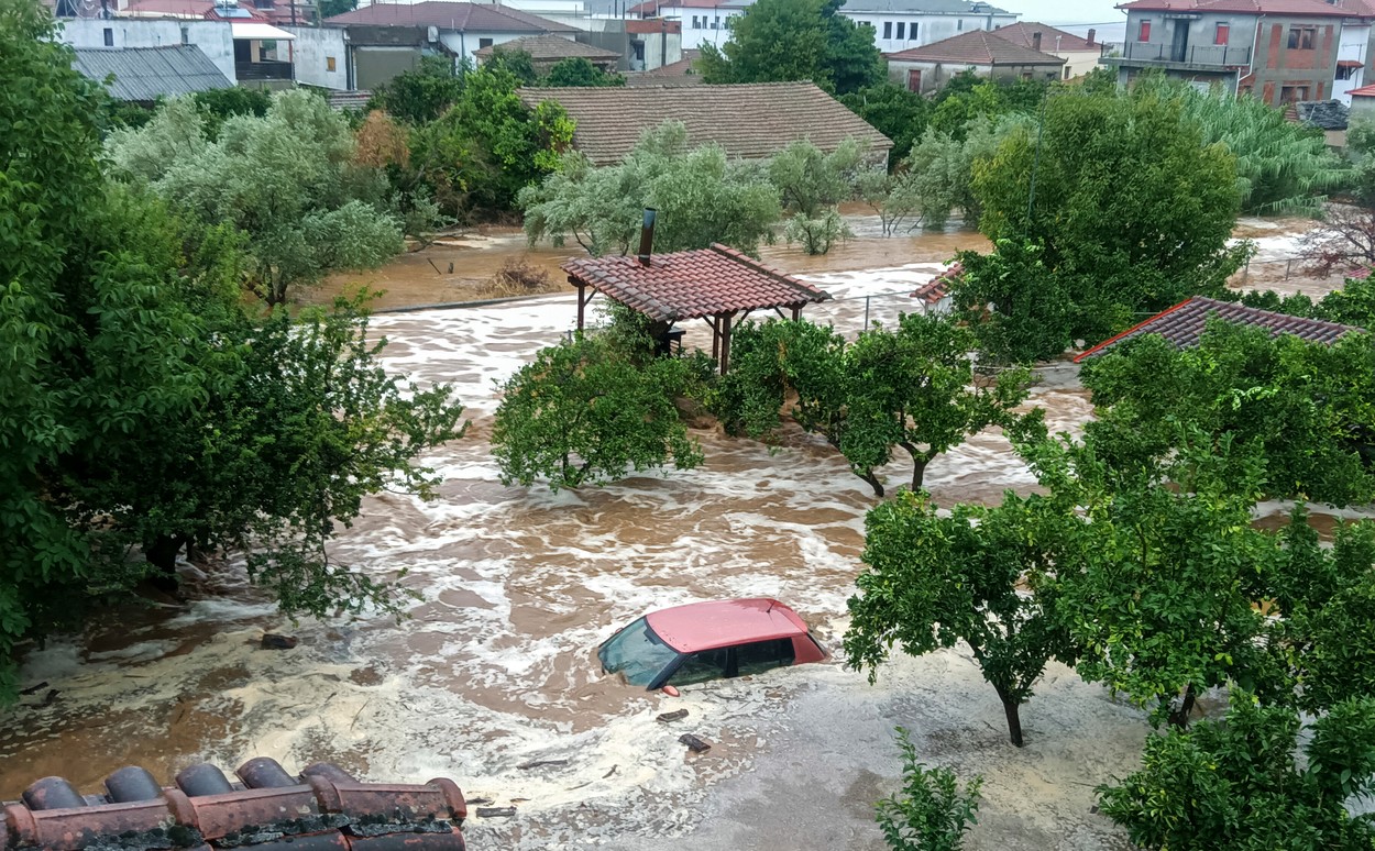 MAE: 100 de români, blocați pe un feribot din cauza inundațiilor din Grecia / O familie, afectată de vremea extremă, în Bulgaria