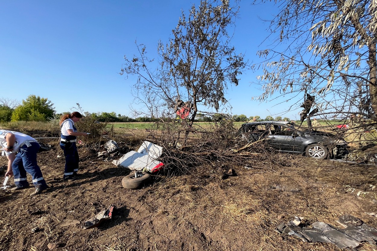 Doi oameni au murit și alți 4 au fost răniți după ce un avion s-a prăbușit în timpul unui show aviatic