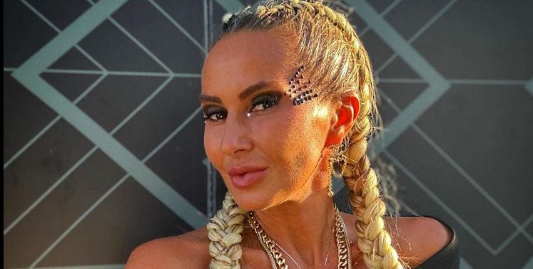 FOTO / Crina Abrudan, PERFECTĂ la malul mării. Arată demențial în costum de baie