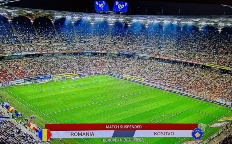 Meciul România – Kosovo de pe Arena Națională, ÎNTRERUPT de arbitri din cauza fumigenelor și a mesajelor de pe bannere