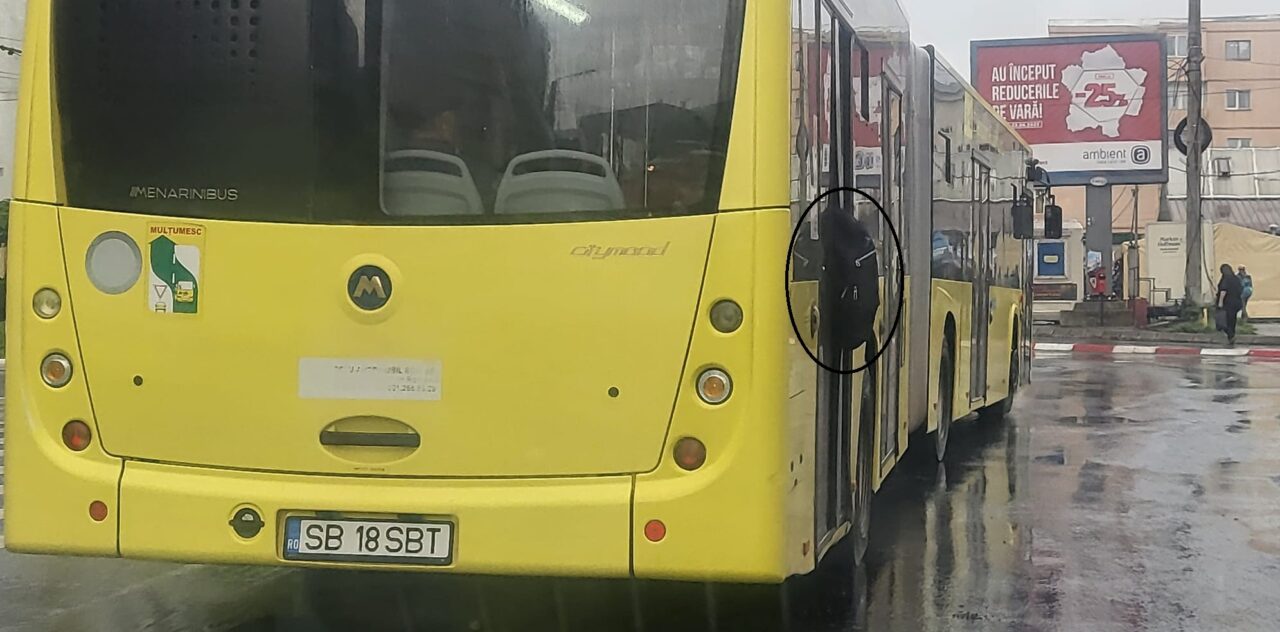 Adolescent „PLIMBAT” cu rucsascul între uși, de șoferul uni autobuz din Sibiu. Compania locală de transport în comun își cere scuze și face cercetări