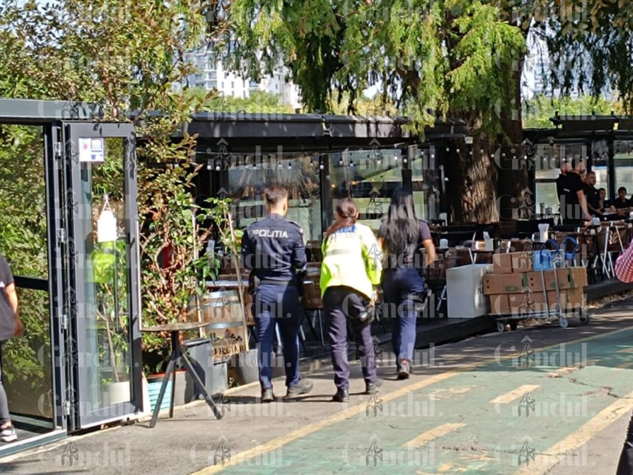 FOTO-VIDEO. Scandal la Taverna Racilor din Herăstrău / Administratorul refuză să semneze actele de la ANPC prin care restaurantul va fi închis 12 luni