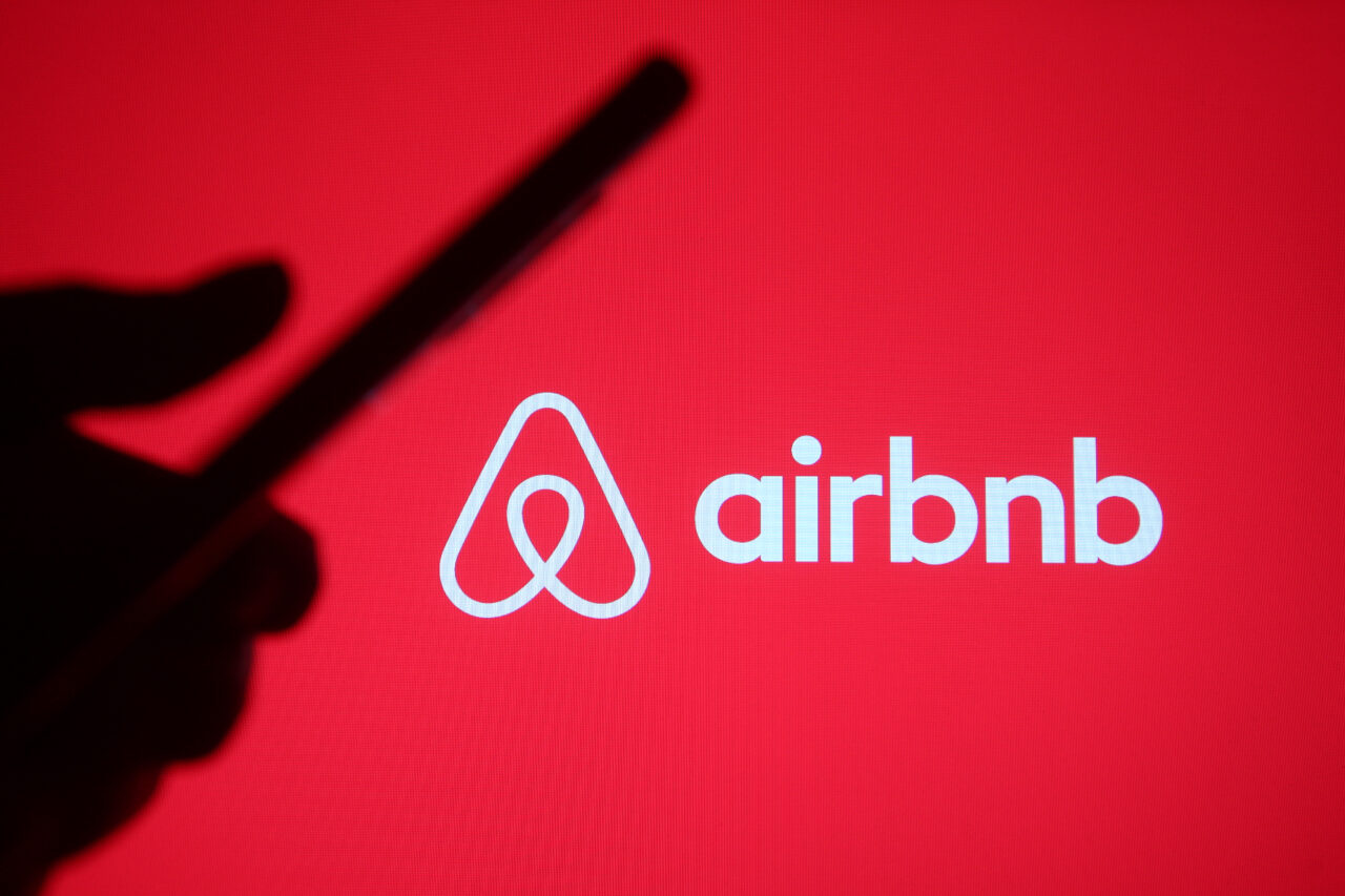 Afacerea Airbnb se împiedică de „turistofobie” în mai multe destinații de vacanță. În România, abia a început să crească