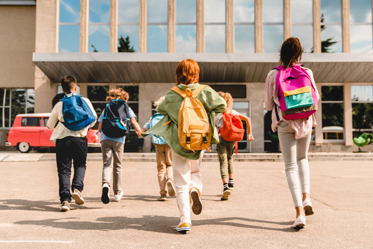 Începe școala! Burse mărite pentru elevii de liceu și gimnaziu în anul școlar 2023-2024
