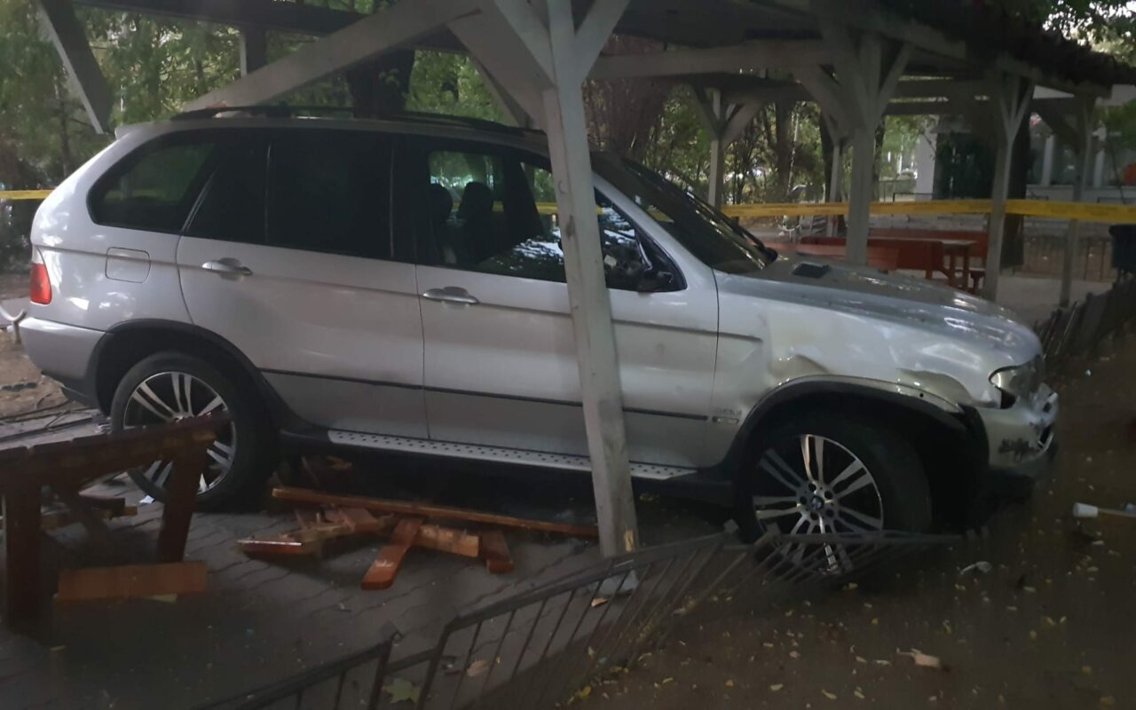 Șofer inconștient, căutat de Poliție, după ce a DISTRUS o zonă de „șahiști” din București. „În habitaclul mașinii mirosea a alcool”