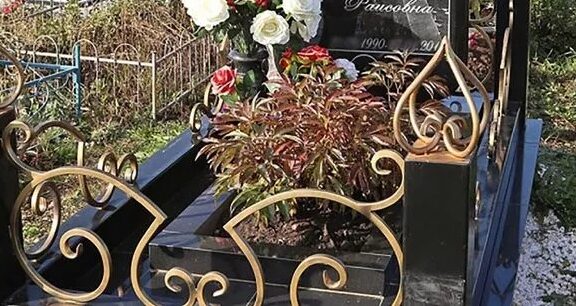 Piatra funerară aleasă pentru această tânără este INCREDIBILĂ. A devenit atracția cimitirului