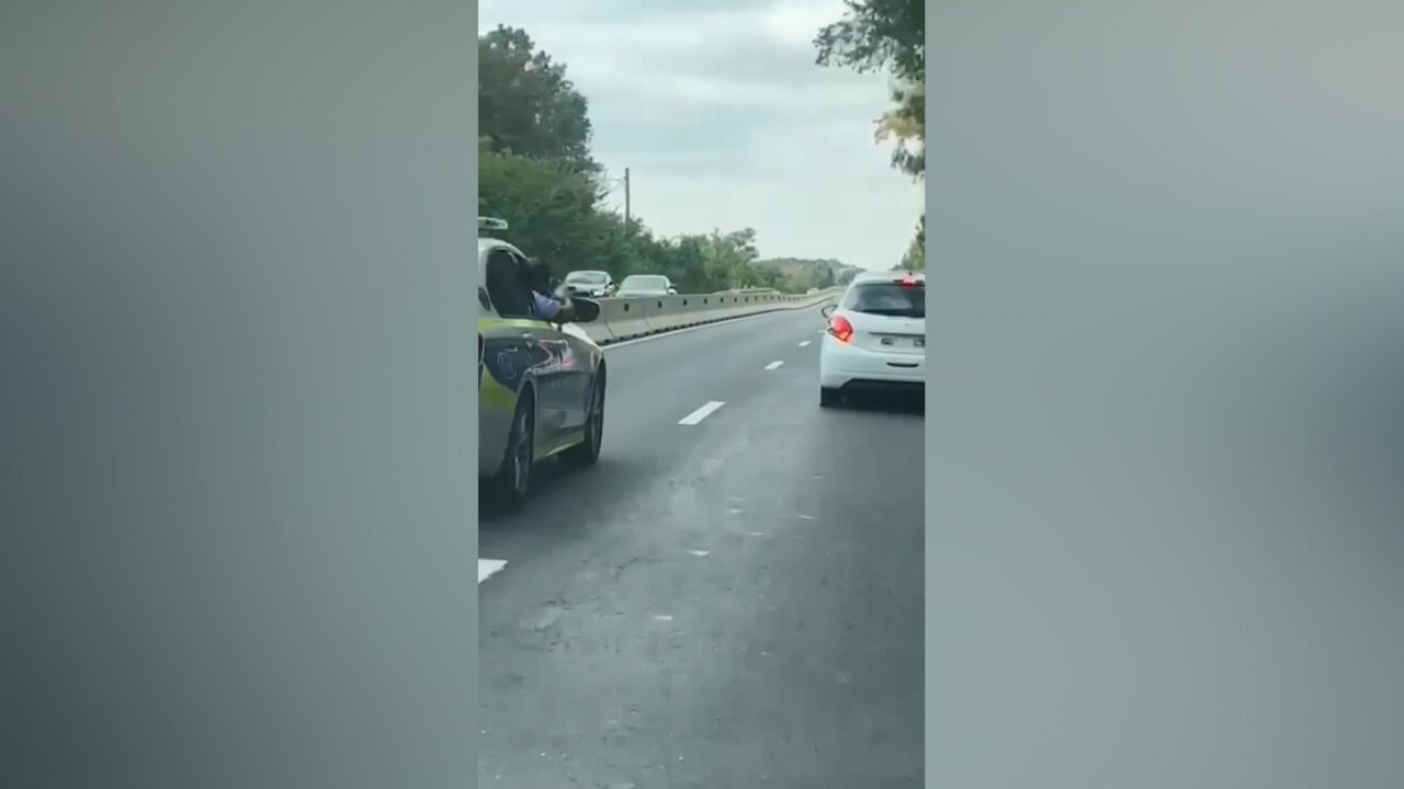 VIDEO | Bărbat oprit de polițiști cu focuri de armă pe DN 1, la Ciolpani, după ce a furat o mașină dintr-un mall din Capitală: „Sunt stăpânul lumii”