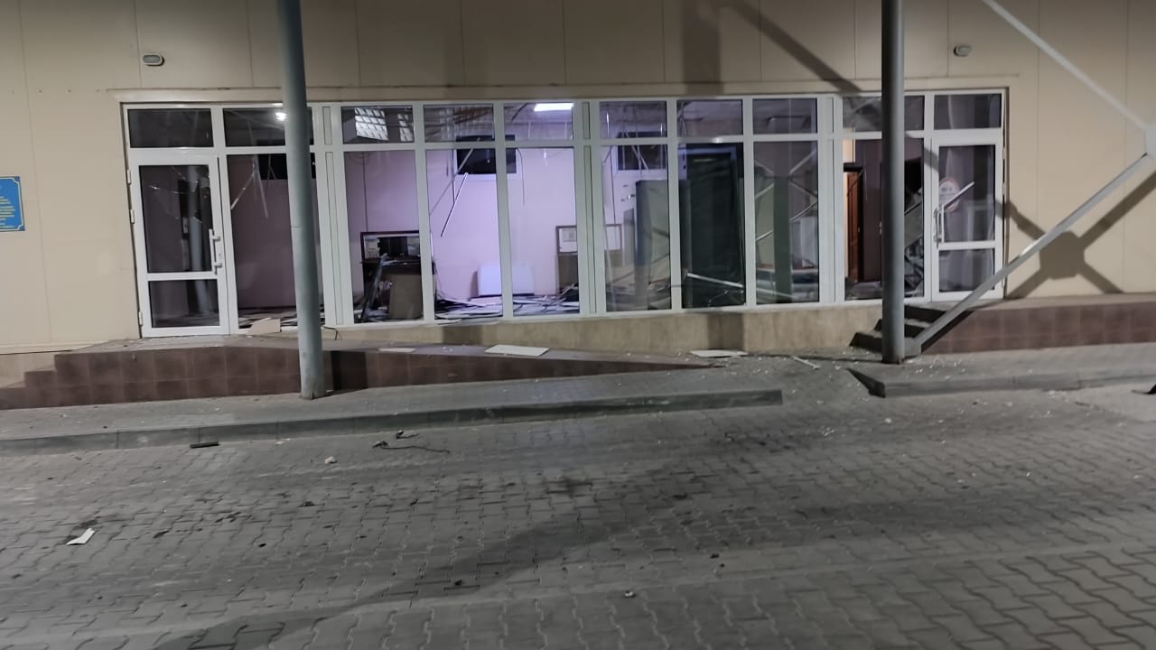 FOTO-VIDEO | „Dă-i drumul că mai vine o dronă!” / Imagini teribile filmate lângă Vama Isaccea / Punctul de frontieră românesc, afectat