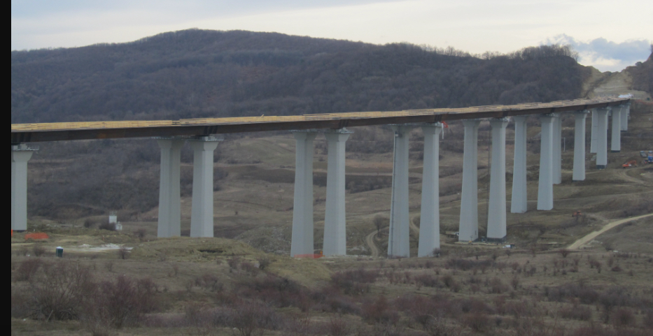 Viaductul de la Aciliu, de pe autostrada A 1, în stare avansată de degradare, la doar 10 ani de la inaugurare. CNAIR pregătește o expertiză