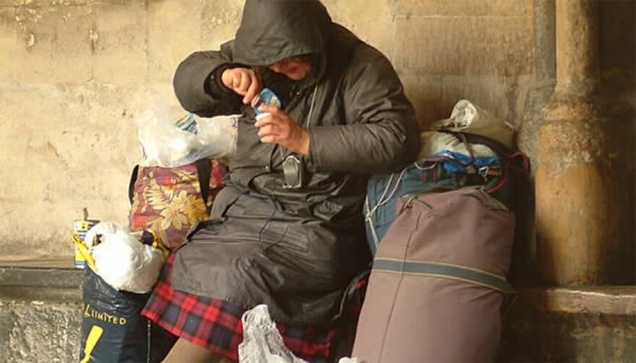 Nicio faptă bună nu rămâne NEPEDEPSITĂ! Ce a pățit o femeie din Dorohoi, după ce a primit în casă o tânără găsită pe stradă